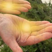 Hände im warmen Licht – Symbol für Heilenergetik, Energiefluss und innere Klarheit.