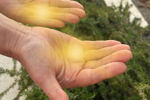 Was mich zur Heilenergetik geführt hat Hände im warmen Licht – Symbol für Heilenergetik, Energiefluss und innere Klarheit.