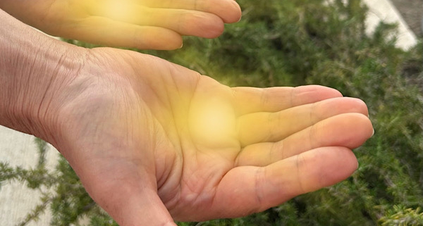 Hände im warmen Licht – Symbol für Heilenergetik, Energiefluss und innere Klarheit.