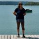 Anita steht auf einem Holzsteg am Ammersee und blickt seitlich über das Wasser; ruhige, natürliche Stimmung.