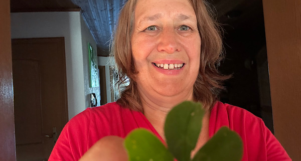 Monatsrückblick Juni 2026 – Anita Griebl hält ein Kleeblatt in die Kamera und lächelt