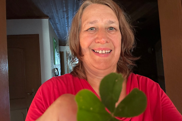 Monatsrückblick Juni 2026 – Anita Griebl hält ein Kleeblatt in die Kamera und lächelt