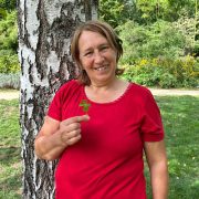 Monatsrückblick Juni 2026 – Anita Griebl hält ein Kleeblatt in die Kamera und lächelt