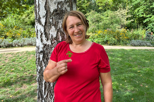 Monatsrückblick Juni 2026 – Anita Griebl hält ein Kleeblatt in die Kamera und lächelt