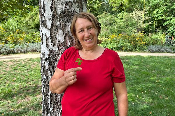 Monatsrückblick Juni 2026 – Anita Griebl hält ein Kleeblatt in die Kamera und lächelt