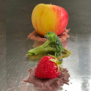 Erdbeere, Brokkoli und Apfel auf Obst‑, Gemüse‑ und Beerenpulver – natürliche Pflanzenkraft zur Stärkung des Energiefeldes.