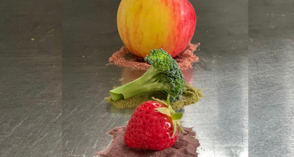 Erdbeere, Brokkoli und Apfel auf Obst‑, Gemüse‑ und Beerenpulver – natürliche Pflanzenkraft zur Stärkung des Energiefeldes.