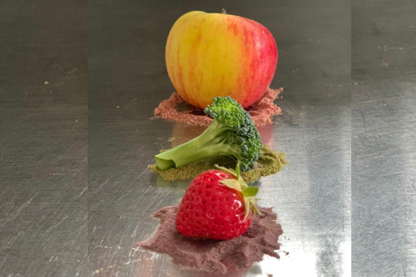 Erdbeere, Brokkoli und Apfel auf Obst‑, Gemüse‑ und Beerenpulver – natürliche Pflanzenkraft zur Stärkung des Energiefeldes.