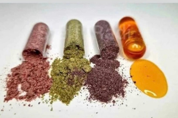 Geöffnete Obst‑, Gemüse‑ und Beerenkapseln mit ausgestreutem Pulver und pflanzlichem Omega – die tägliche Synergie natürlicher Pflanzenkraft.