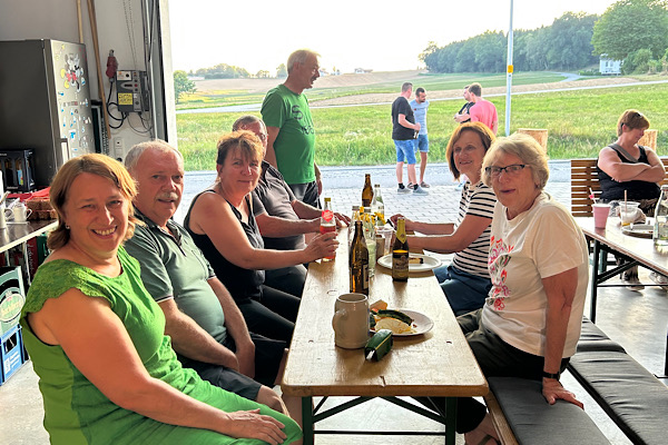 Mehrere Nachbarn sitzen gemeinsam an einem Tisch beim Vorbühler Straßenfest.