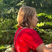Anita Griebl in der Natur auf dem Weg zurück zu innerer Verbundenheit und Selbstwahrnehmung