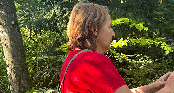 Anita Griebl in der Natur auf dem Weg zurück zu innerer Verbundenheit und Selbstwahrnehmung