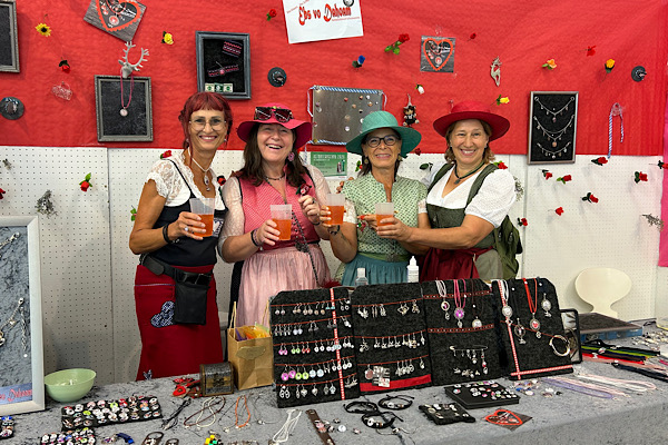 Drei Frauen stehen mit Petra am Stand von ‚Ebs vo Dahoam‘ und halten jeweils ein Glas Aperol.