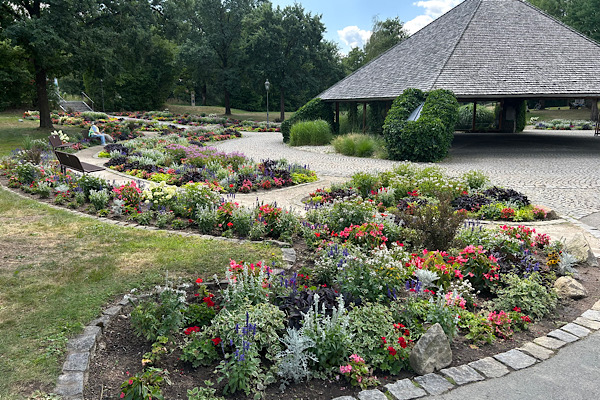 Kurpark in Bad Kötzting mit Grünflächen und Bäumen, aufgenommen hinter dem Lindner Bräu.