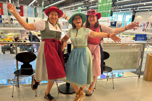 Gruppenfoto von Heidi, Claudia und Anita im Dirndl mit farbigen Hüten und ausgestreckten Armen.
