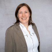Anita Griebl steht klar und präsent – ein Symbol für Veränderung und den Weg vom Wissen ins Tun.