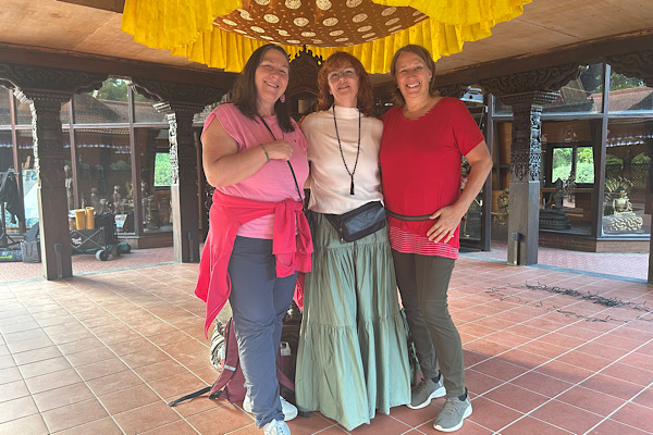 Drei Frauen stehen im Nepalpark zusammen: Heidi, Anita und Izabela, die später die Meditation leitet.