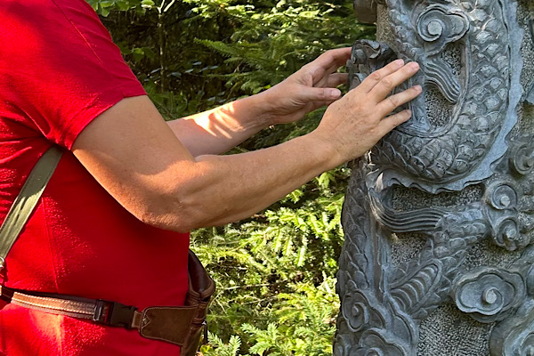  Hände im Licht – ein Bild für Intuition, Energie und innere Wandlung.