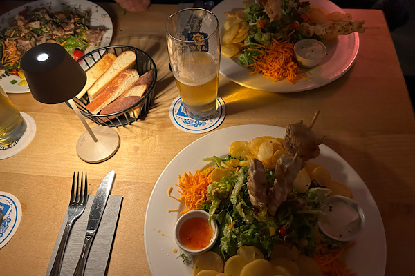Drei Salatteller auf einem Restauranttisch im Vis à Vis